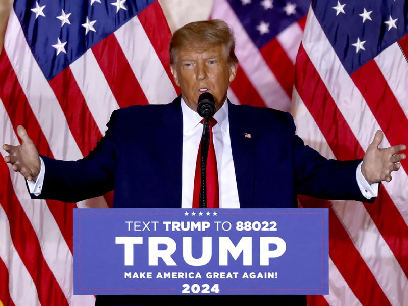 #慢讯“我宣布参选美国总统🇺🇸”76 岁的特朗普在他位于佛罗里达州棕榈滩的 Mar-a-Lago 俱乐部和家中说道，他的两侧是巨大的美国国旗 via npr📢关注频道：@geekshare 💬加入群聊：@igeekshare📮欢迎投稿：@Geekshare_bot
